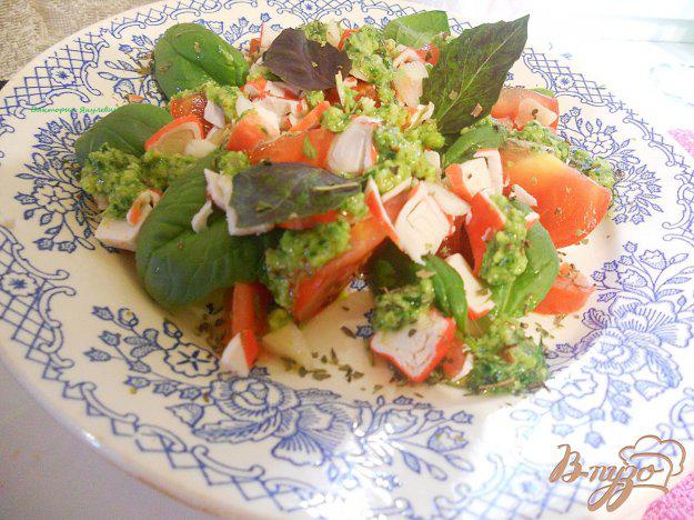 фото рецепта: Салат с помидором, шпинатом и песто