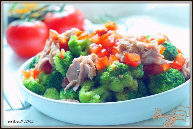 фото рецепта: Салат из брокколи с тунцом.