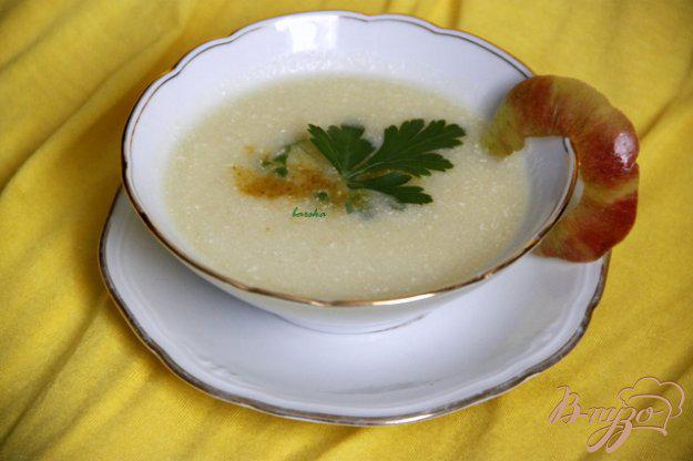 фото рецепта: Куриный суп с яблоками и карри