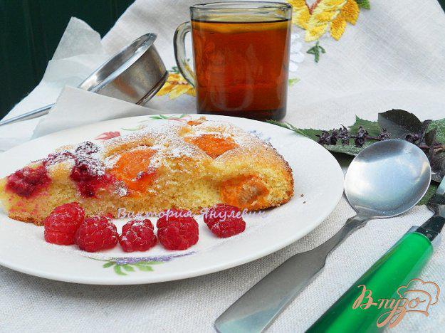 фото рецепта: Пирог с абрикосами и малиновым центром