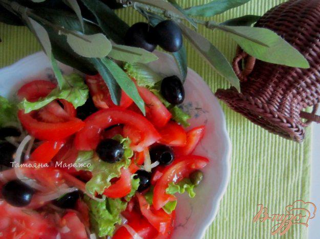 фото рецепта: Салат из помидор и маслин с каперсами