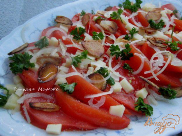 фото рецепта: Салат из помидор с сыром и чесночными чипсами