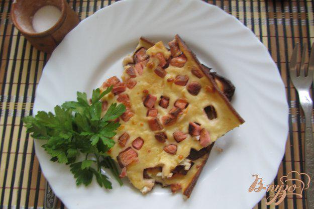фото рецепта: Домашний пирог с колбасой и сыром