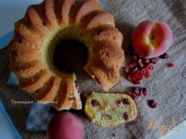 фото рецепта: Ореховый кекс с вяленой вишней и персиками