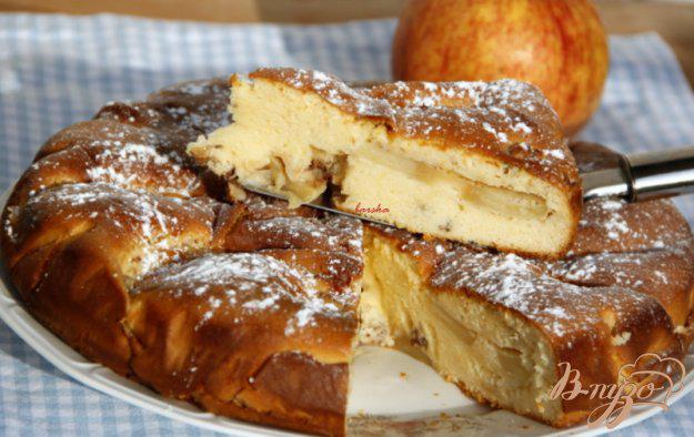 фото рецепта: Шарлотка с яблоками и орехами на сгущённом молоке