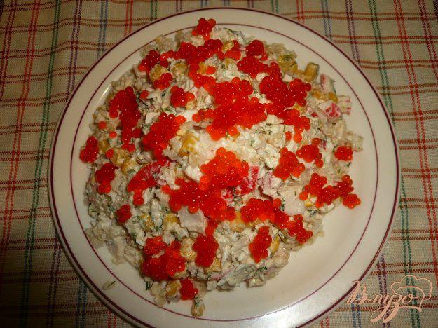 фото рецепта: Салат сытный с крабовым мясом и красной икрой
