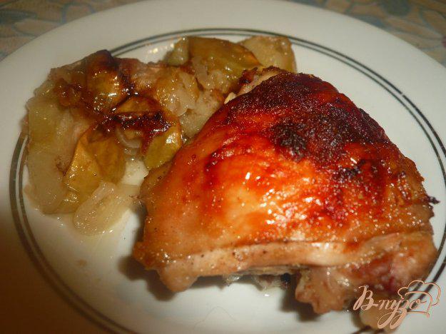 фото рецепта: Куриные бедрышки с яблоками