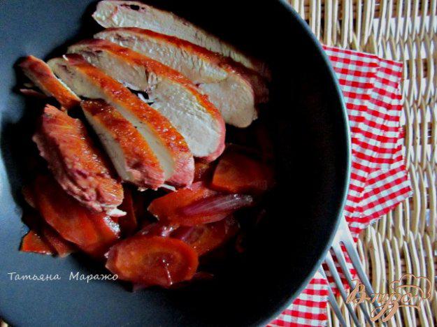 фото рецепта: Куриные грудки с морковью в вишневом соке