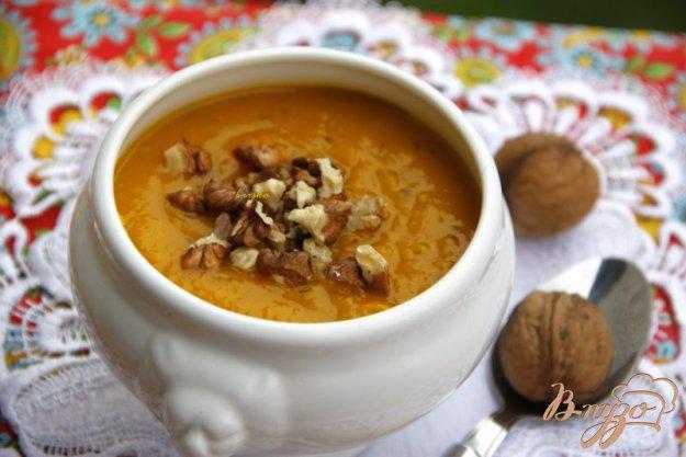 фото рецепта: Тыквенный суп-пюре с грецкими орехами
