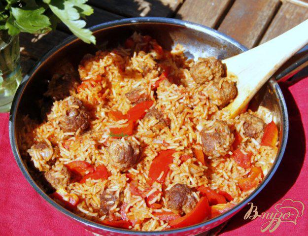 фото рецепта: Рисовая сковорода с мясными шариками и паприкой