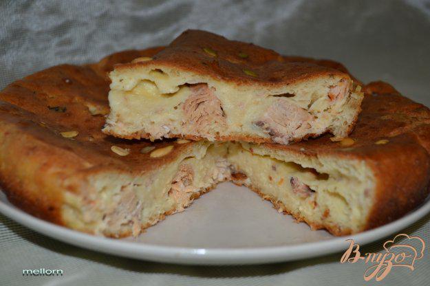 фото рецепта: Пирог с консервированной рыбой и сыром