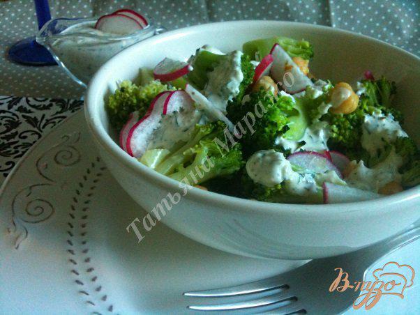 фото рецепта: Салат из брокколи с редисом (+ салатная заправка из каперсов)