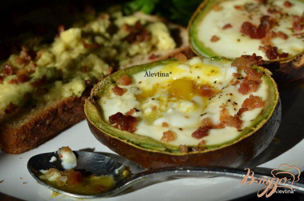 фото рецепта: Авокадо с запеченными яйцами