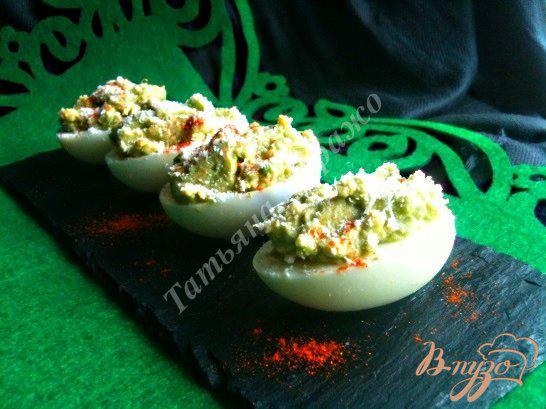 фото рецепта: Яйца фаршированные авокадо и крабовым мясом