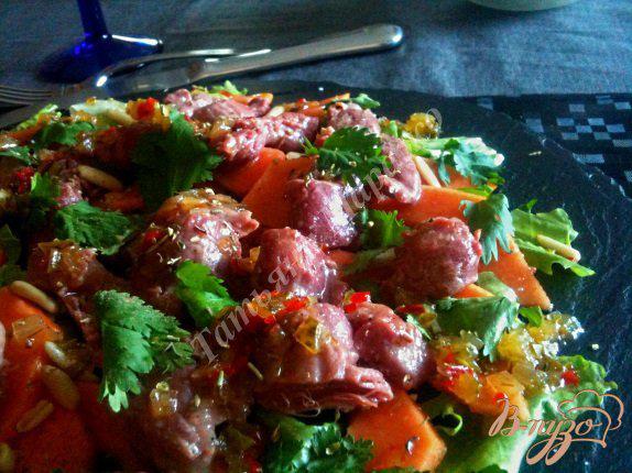фото рецепта: Салат с утиными желудочками конфи и папайей