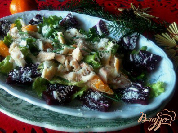 фото рецепта: Салат с мандаринами, свеклой и копченой рыбой