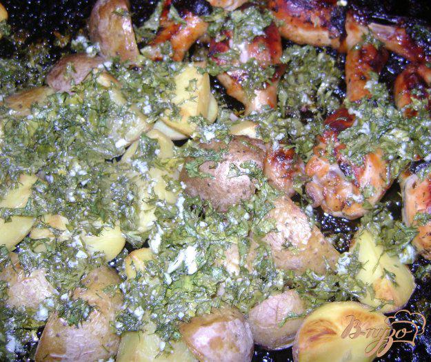фото рецепта: Куриные голени с картошкой в духовке