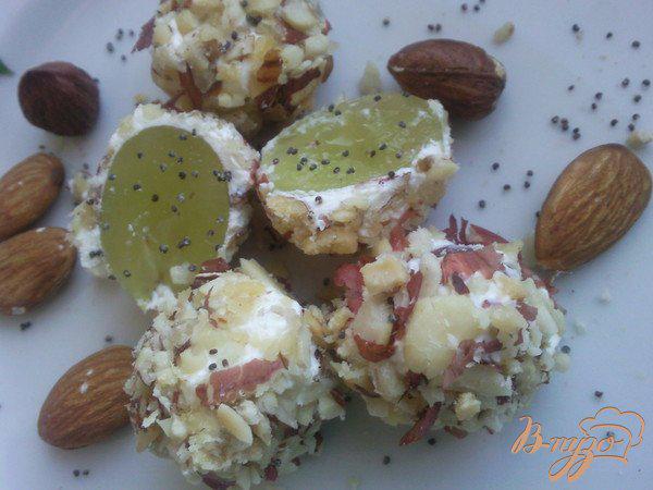 фото рецепта: Ореховые шарики с виноградом