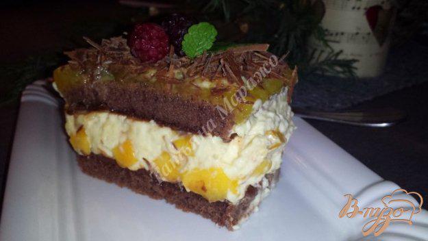 фото рецепта: Шоколадные пирожные с начинкой из манго