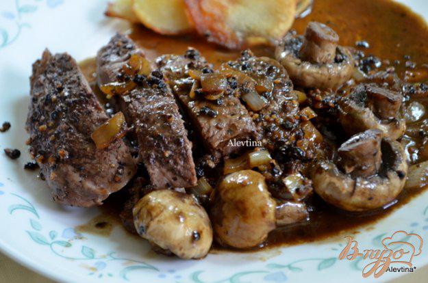 фото рецепта: Стейк с черным перцем, коньяком и грибами