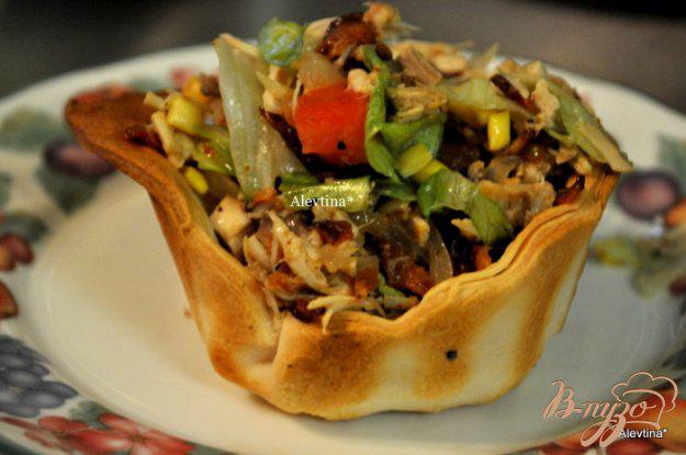 фото рецепта: Куриный салат с беконом в хлебных чашах