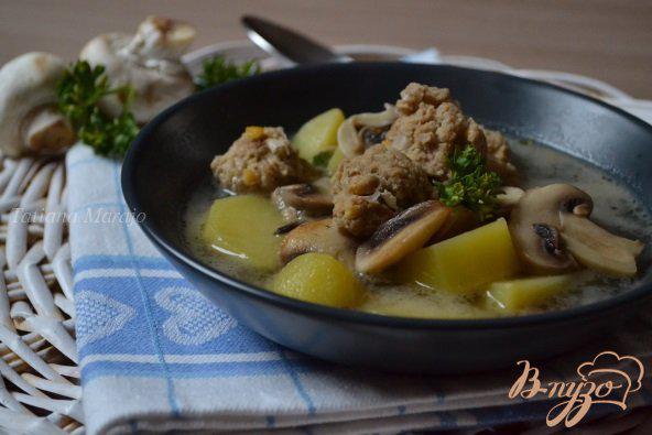 фото рецепта: Грибной суп с фрикадельками из мяса и гороха нут