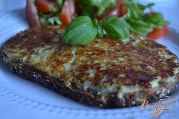 фото рецепта: Горячий бутерброд с сыром на сковороде