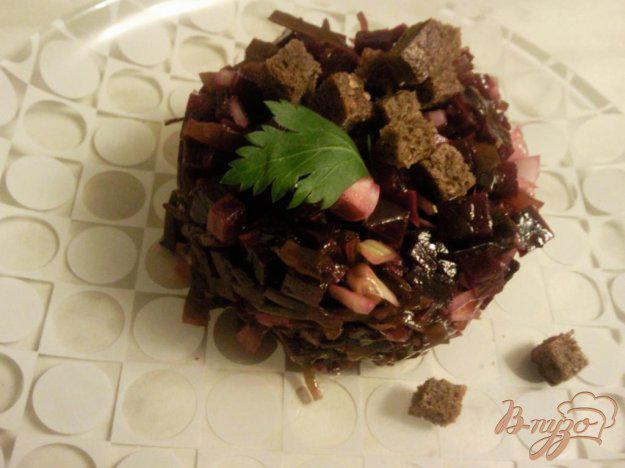 фото рецепта: Салат из морской капусты и свеклы