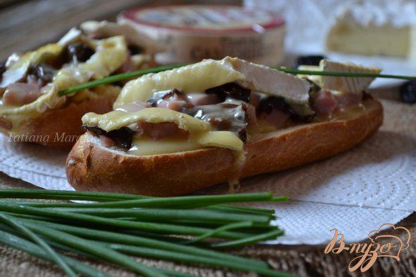 фото рецепта: Горячий бутерброд с ветчиной, черносливом и сыром