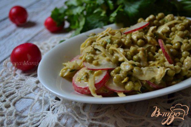 фото рецепта: Салат с зеленым горошком, редисом и артишоками