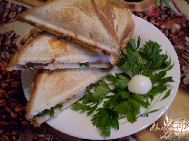 фото рецепта: Сэндвич с колбасой и яйцом