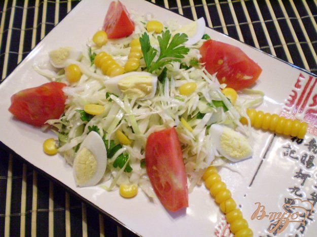 фото рецепта: Легкий овощной салат с кукурузой и перепелиными яйцами