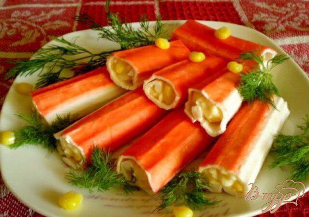 фото рецепта: Крабовые палочки фаршированные кукурузой и сыром