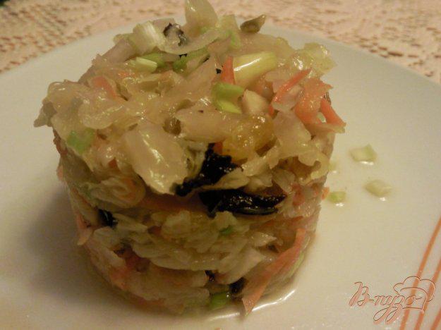 фото рецепта: Салат из квашенной капусты с черносливом