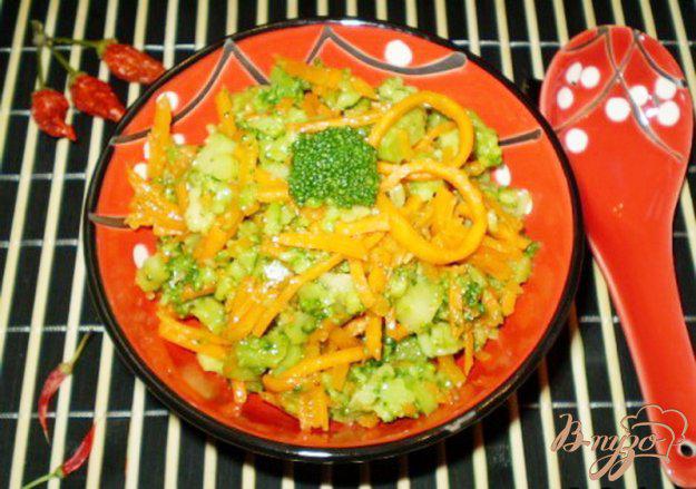фото рецепта: Салат из брокколи и моркови по-корейски