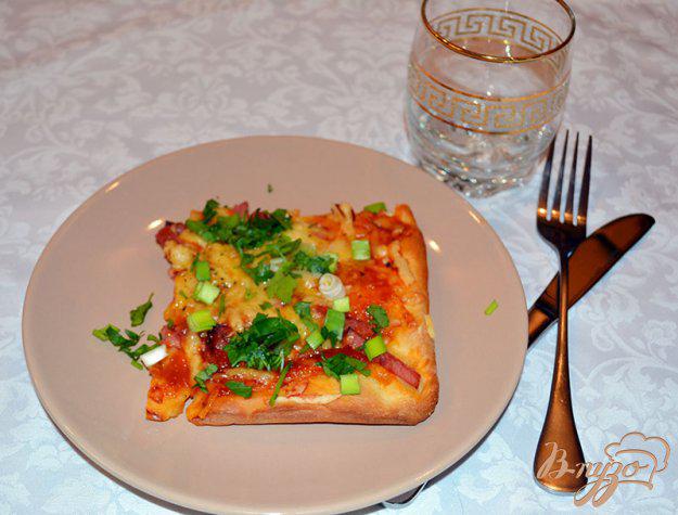 фото рецепта: Сдобная пицца с ветчиной и колбасой