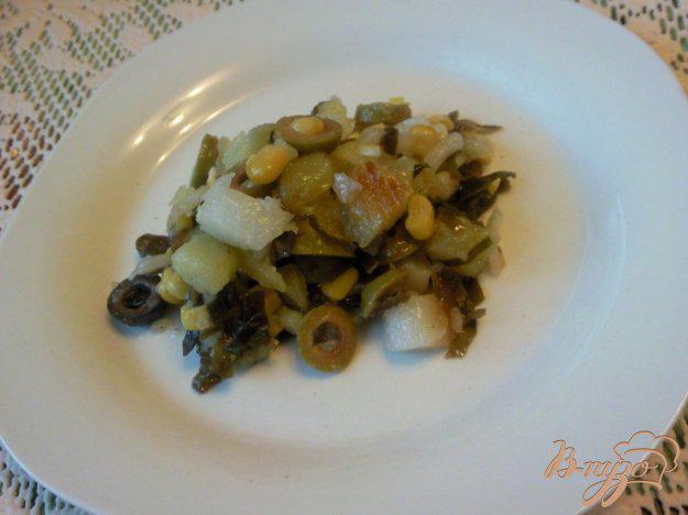 фото рецепта: Салат с подкопченным палтусом и морской капустой