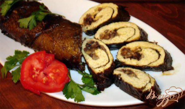 фото рецепта: Куриный рулет с карри, сыром и грибами, завернутый в виноградные листья