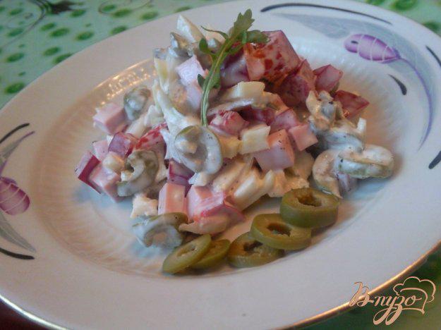 фото рецепта: Салат с оливками и вареной колбасой