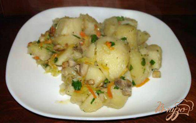 фото рецепта: Тушеный картофель с луком пореем и грибами