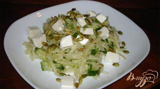 фото рецепта: Легкий салат с фетой и тыквенными семечками