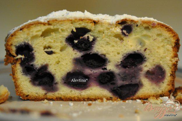 фото рецепта: Фунтовый кекс со сливочным сыром и голубикой