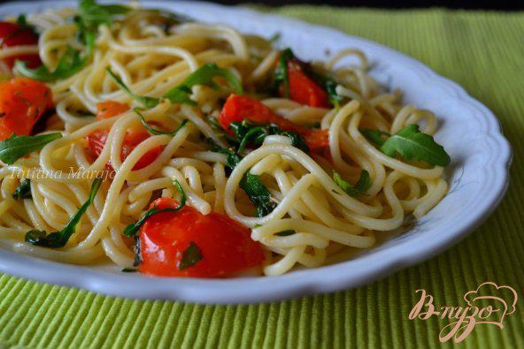 фото рецепта: Спагетти с томатами и рукколой