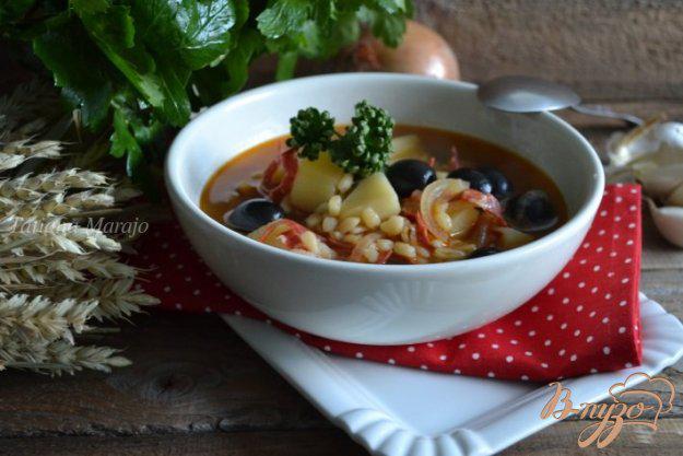 фото рецепта: Густой суп с перловкой и маслинами