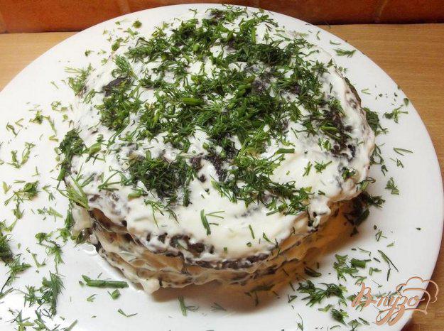 фото рецепта: Печеночный торт со сметаной и чесноком