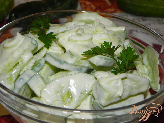 фото рецепта: Огуречный салат с луком и сметаной