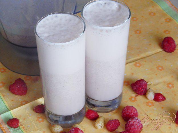 фото рецепта: Молочный коктейль с земляникой и малиновым вареньем