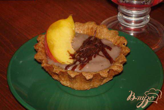 фото рецепта: Шоколадный десерт с персиком и шоколадной стружкой