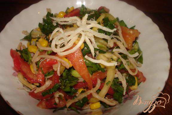 фото рецепта: Легкий салат с сушеными кальмарами