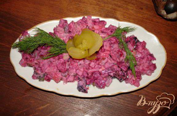 фото рецепта: Салат из свеклы с черносливом, огурцом и луком